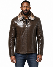Cargar imagen en el visor de la galería, A man wearing a brown textured leather jacket with a light brown and white faux fur collar, paired with blue jeans, against a plain white background.
