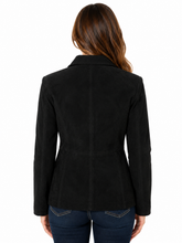 Cargar imagen en el visor de la galería, A woman viewed from the back wearing a black long-sleeve blazer and dark blue jeans against a plain white background.