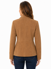 Cargar imagen en el visor de la galería, A woman viewed from the back wearing a camel brown suede blazer and dark blue jeans against a plain white background.