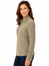 Cargar imagen en el visor de la galería, A woman wearing a light taupe suede jacket and dark blue jeans, shown from a side profile against a solid white background.