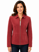 Cargar imagen en el visor de la galería, A woman wearing a rust-red zip-up jacket with a pointed collar and front pockets, paired with dark blue jeans, against a plain white background.