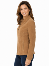 Cargar imagen en el visor de la galería, A woman wearing a tan suede jacket and dark blue jeans, shown from a side profile against a plain white background.