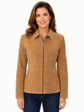 Cargar imagen en el visor de la galería, A woman wearing a tan suede zip-front jacket with a pointed collar and dark blue jeans, photographed against a plain white studio background.