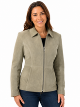 Cargar imagen en el visor de la galería, A woman wearing a taupe-colored zip-up jacket with a pointed collar, shown against a plain white background.