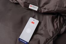 Charger l'image dans la galerie, Close-up of a brown insulated jacket showing the interior lining and a hanging 3M Thinsulate tag, with a second 3M tag visible near the collar.