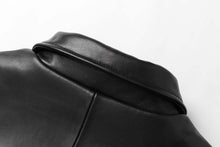 Load image into Gallery viewer, Close-up of REED Men's New Zealand Lambskin Leather Jacket collar in black, showcasing smooth, soft-touch luxury leather.