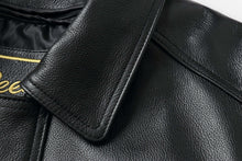 Load image into Gallery viewer, Close-up of REED Men's genuine leather bomber jacket collar in black, showcasing luxurious texture and craftsmanship.