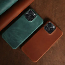 Cargar imagen en el visor de la galería, Genuine leather iPhone cases with vintage aesthetic in green and brown colors, showcasing durable and stylish phone protection.