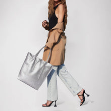 Charger l'image dans la galerie, Italian Metallic Full-Grain Leather Tote Bag | Vinci