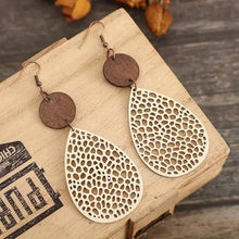 Cargar imagen en el visor de la galería, Vintage Hollow Leaf Shape PU Leather Earrings