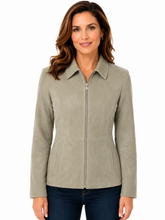Cargar imagen en el visor de la galería, A woman wearing a light taupe zip-up jacket with a pointed collar and front pockets, paired with dark blue jeans, against a plain white background.