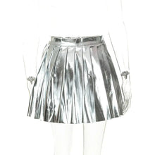 Cargar imagen en el visor de la galería, Shiny silver pleated faux leather mini skirt with chic design.