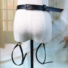 Cargar imagen en el visor de la galería, Black leather waist belt harness with garters on mannequin, edgy fashion accessory for style and confidence