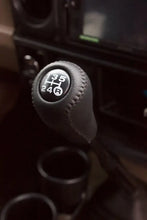 Charger l'image dans la galerie, Leather gear knob kit for enhancing driving comfort and style in a car interior.