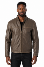 Cargar imagen en el visor de la galería, A man wearing a brown leather jacket with a zip-up front, standing against a plain white background.
