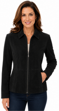 Cargar imagen en el visor de la galería, A woman modeling a black zip-front jacket with a collar and side pockets, paired with dark blue jeans, against a plain white background.
