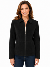 Cargar imagen en el visor de la galería, A woman modeling a black zip-front jacket with a pointed collar and front pockets, paired with dark blue jeans, against a plain white background.
