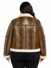Cargar imagen en el visor de la galería, A woman viewed from the back wearing a brown textured faux-snakeskin jacket with cream shearling lining and dark brown trim, paired with black pants, against a plain white background.
