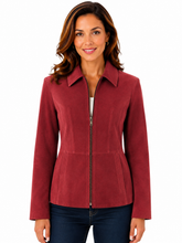 Cargar imagen en el visor de la galería, A woman wearing a burgundy zip-up jacket with a pointed collar and peplum waist, paired with dark blue jeans, against a plain white background.
