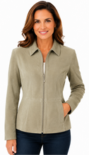 Cargar imagen en el visor de la galería, A woman wearing a light olive green zip-up jacket with a collar and front pockets, paired with dark blue jeans, against a plain white background.
