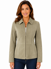Cargar imagen en el visor de la galería, A woman wearing a light taupe zip-up jacket with a collar and front pockets, paired with dark blue jeans, against a plain white background.
