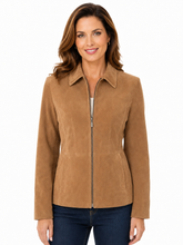 Cargar imagen en el visor de la galería, A woman wearing a tan suede jacket with a front zipper, collar, and side pockets, paired with dark blue jeans, against a plain white background.
