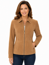Cargar imagen en el visor de la galería, A woman wearing a tan suede zip-up jacket with a collar and side pockets, paired with dark blue jeans, against a plain white background.
