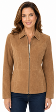 Cargar imagen en el visor de la galería, A woman wearing a tan suede zip-up jacket with a collar, paired with dark blue jeans, shown against a plain white background.
