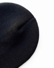 Charger l&#39;image dans la galerie, Close-up of the CS101 HAAKWEAR Traditional Silent Cuffed Beanie, Midnight Black, showing texture and cuff design.
