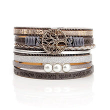 Cargar imagen en el visor de la galería, Bohemian vegan leather bracelet with pearls and Life of Trees charm. Features magnet buckle for easy wear. Stylish summer accessory.
