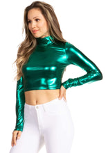 Charger l&#39;image dans la galerie, Model wearing metallic liquid mock neck turtleneck long sleeve crop top in green, paired with white pants, showcasing style and fit.
