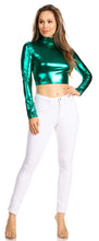 Charger l&#39;image dans la galerie, Woman wearing a metallic green liquid mock neck turtleneck long sleeve crop top paired with white jeans, standing with hands on hips.
