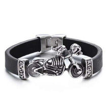Cargar imagen en el visor de la galería, Men&#39;s black leather bracelet with metal motorcycle design, elegant and stylish accessory for parties and casual outings.
