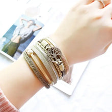 Cargar imagen en el visor de la galería, Vegan leather charm bracelet with pearls and magnet buckle, featuring a Life of Trees design, worn on a woman&#39;s wrist.
