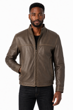 Cargar imagen en el visor de la galería, A man wearing a brown leather jacket with a zip-up front, standing against a plain white background.
