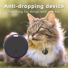 Load image into Gallery viewer, Cat wearing eThings Smart GPS Anti-Verlust Alarm device in a meadow, highlighting the anti-dropping feature and search capability.
