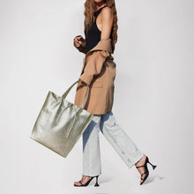 Charger l'image dans la galerie, Italian Metallic Full-Grain Leather Tote Bag | Vinci
