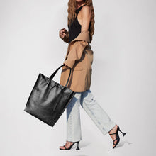 Charger l'image dans la galerie, Italian Metallic Full-Grain Leather Tote Bag | Vinci
