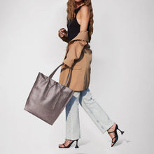 Charger l'image dans la galerie, Italian Metallic Full-Grain Leather Tote Bag | Vinci
