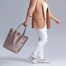 Charger l'image dans la galerie, Italian Metallic Full-Grain Leather Tote Bag | Vinci
