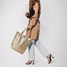Charger l'image dans la galerie, Italian Metallic Full-Grain Leather Tote Bag | Vinci
