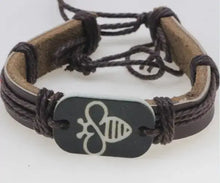 Cargar imagen en el visor de la galería, Brown leather bracelet with stone bee motif charms, stylish and unique accessory
