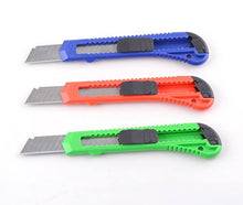 Cargar imagen en el visor de la galería, eZthings heavy duty utility knives set with snap off blades in blue, red, and green for cutting various materials like wallpaper and vinyl.
