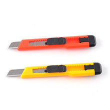 Cargar imagen en el visor de la galería, eZthings heavy duty utility knives with snap off blades in orange and yellow, ideal for cutting wallpaper, vinyl, and fabric materials.
